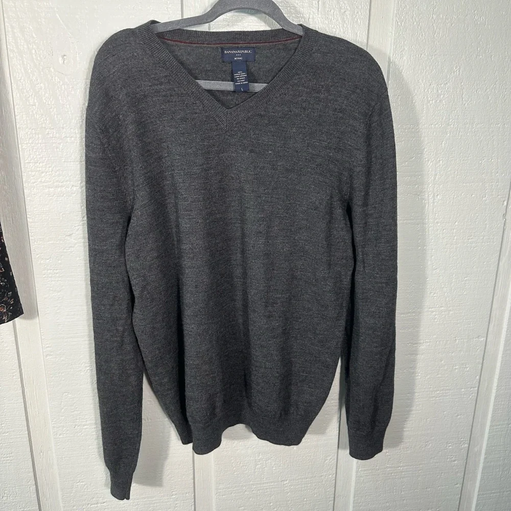 Banana Republic Men’s Gray Merino Wool V Neck Sweater Size Large EUC